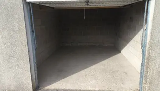 Garage avec portail 