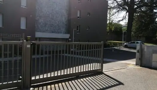 Place de parking à louer sécurisée par un portail