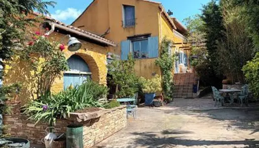 Maison de village avec jardin/cour intérieur(e) 