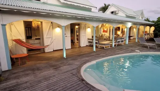 Grande villa traditionnelle 6 CH 6 SDE avec piscine sur 1065 m² de terrain 