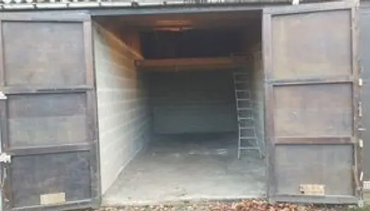 grand garage fermé bétonné de 27 m2 proche 4 voies 