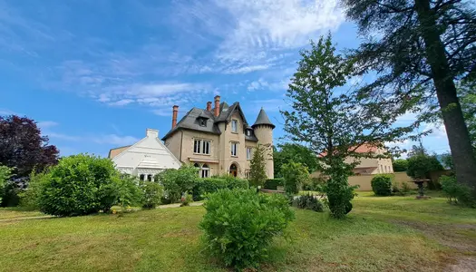 Elégant manoir néo-gothique avec bureaux et parc à Thiers 