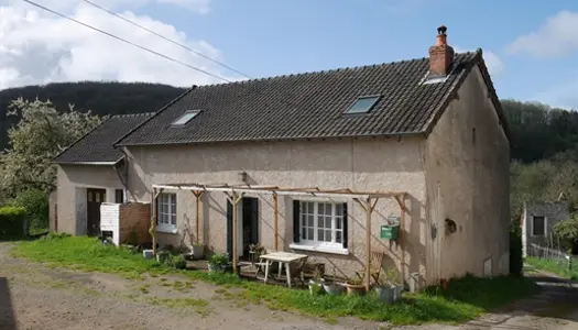 En exclusivité, Maison habitable de suite dans petit hameau proche du Lac de Pannecière. 