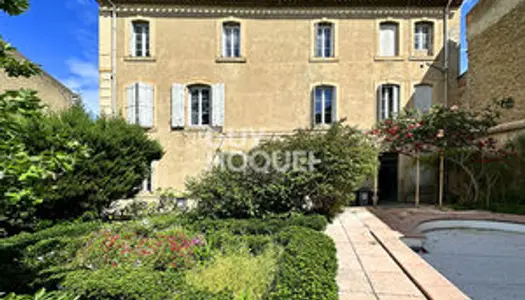 Immeuble avec 3 grands appartements à Carcassonne avec jardin avec piscine