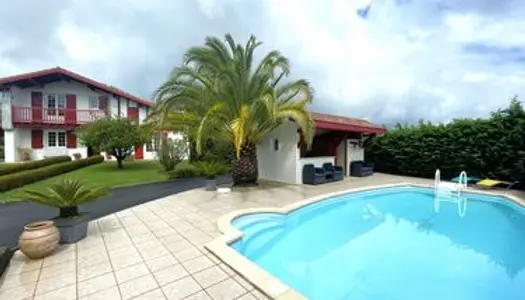 Maison traditionnelle Basque avec piscine et vue montagnes 