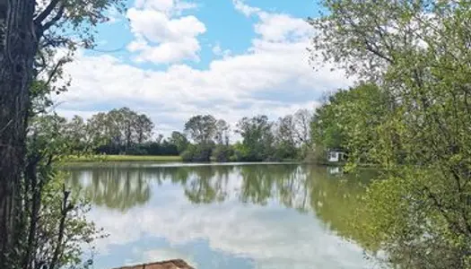 Bel étang de loisirs aux portes d'Argenton-sur-Creuse