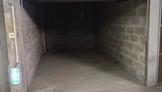 Garage avec accès sécurisé 