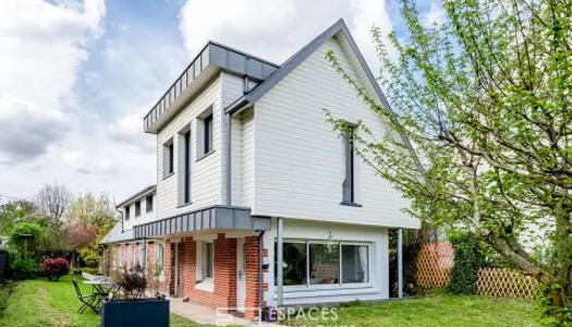 Maison de charme avec extension contemporaine, dépendance et jardin