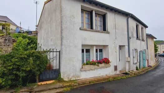 Dpt Charente Maritime (17), à vendre TONNAY BOUTONNE maison P4 - 118 m² - jardinet - hangar 