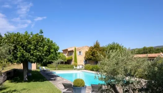 Ravissant Mas en campagne de Lourmarin à louer, 4 chambres, 3 salles de bain, piscine chauffée. 