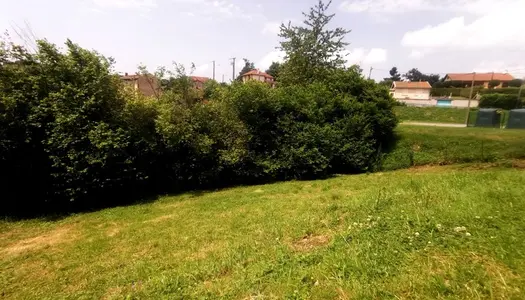 TERRAIN À BÂTIR, 580M2, BEL ENSOLEILLEMENT, VILLAGE DYNAMIQUE, 10MIN ACCÈS AUTOROUTIER, 1H DE 