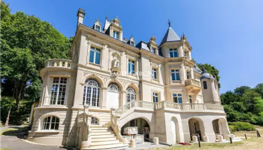 A VENDRE. COMPIEGNE. En lisière de forêt domaniale, somptueux c 