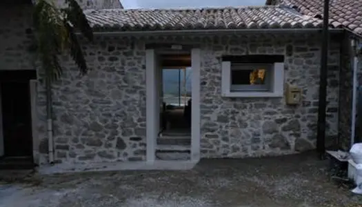 Maison de village en pierre 