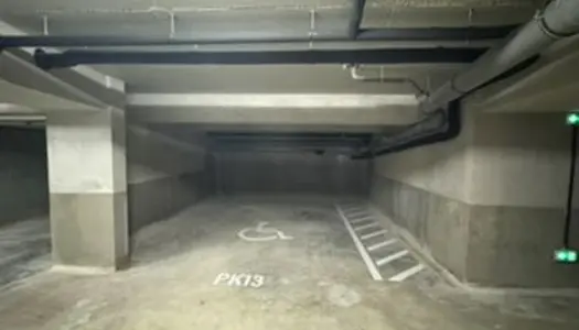 Place parking sous terrain PMR large 