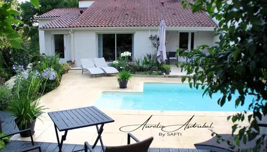 Belle villa de plain pied avec piscine et double garage, proche Sarlat. 