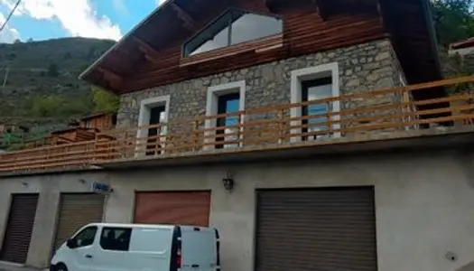 Maison entièrement rénové 111 m2 + local/garage 110 m2 + terrasse 110 m2 
