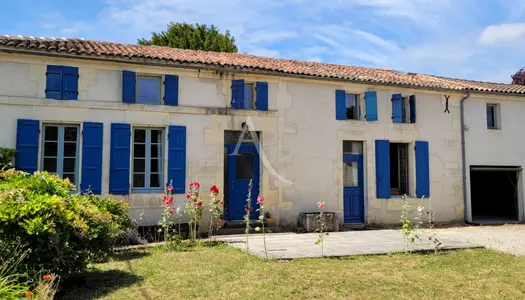 Maison Charentaise de 5 Chambres avec garage et dépendances 