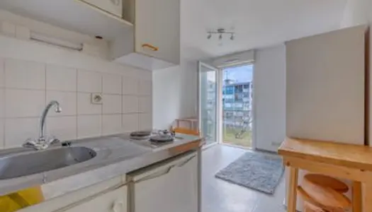 Studio meublé et équipé de 18 m2 avec place de parking et balcon : 565 euros charges comprises (d