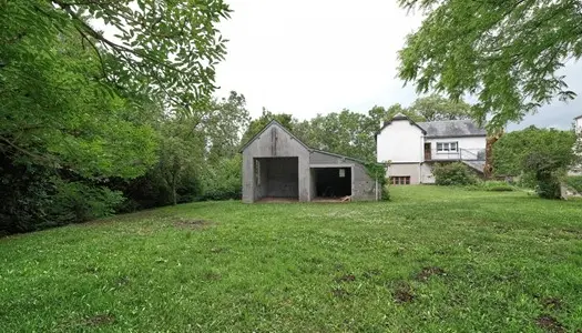 Grande maison avec grands garages à vendre proche Arleuf 