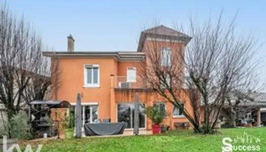 DECINES CHARPIEU - Maison de 6 pièces de 171 m² (+105 m² d'an