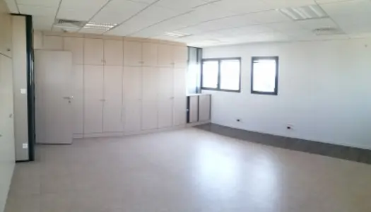 Bureaux 596 m² 