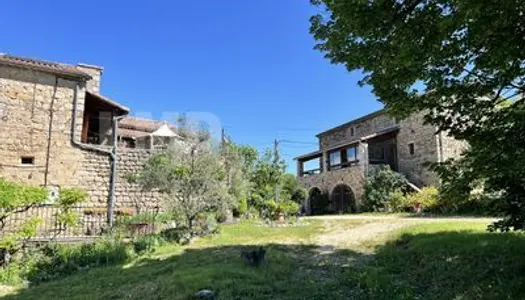 Bel ensemble immobilier de 4 habitations sur 18 hectares de terres avec lac en Sud Ardèche 