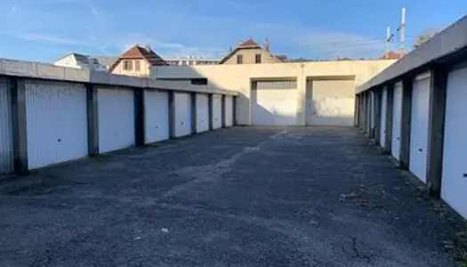 CHAMBERY, GARAGE fermé