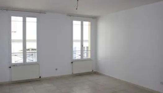 RARE ! MAISON DE VILLE 3 PIECES avec GARAGE - CENTRE VILLE DOURDAN 