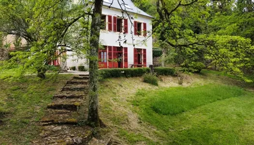 En Périgord Noir, à 5 minutes de Montignac-Lascaux, belle propriété située a l'extrémité d 