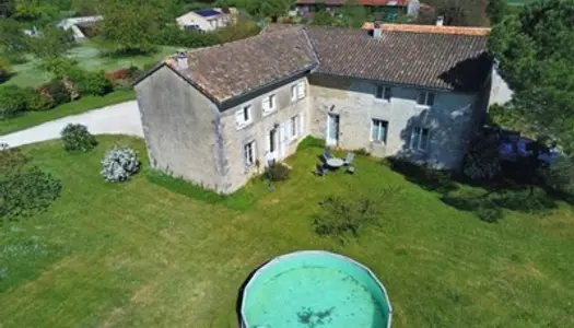 €349000 - Belle maison en pierre spacieuse et polyvalente nichée près de Ruffec 