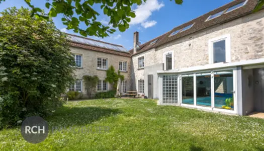 Maison ancienne rénovée avec piscine intérieure 