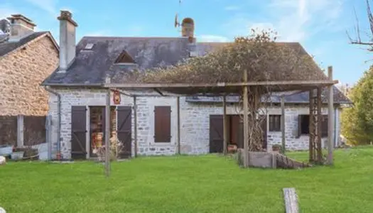 CORREZE. TREIGNAC. Maison en pierre avec 3 chambres, garage, dé