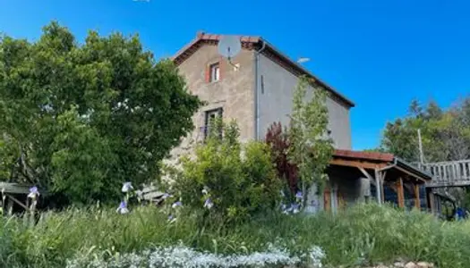 Maison dans un paysage champêtre 