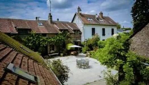 Maison de maitre avec véranda + corps de ferme + guest-house + atelier d'artiste + dépendances : 