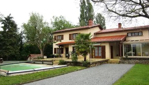 Spacieuse villa individuelle avec piscine sur 3136 m² de terrain 