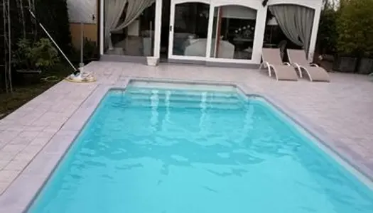 Maison de plain pied avec piscine