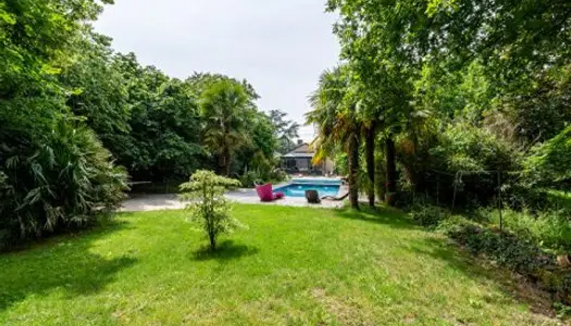 Maison bourgeoise à Talensac avec dépendances, parc arboré et piscine 