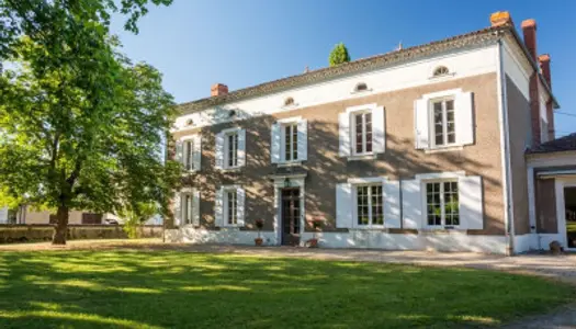 Maison de maître avec dépendances et piscine à vendre dans le Su 