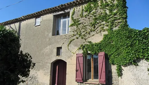 Maison vigneronne en partie rénovée de 430 m² habitables avec cour. 