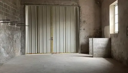Garage atelier box fermé dalle béton grande hauteur grande porte 50m2