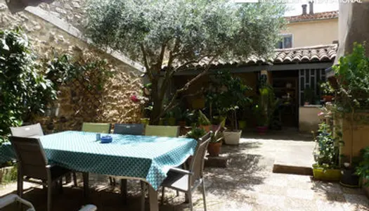 Charmante maison T5 chambres, avec jardin et garage, dans un village recherché près de Narbonne et 