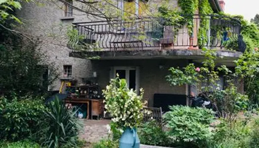 Grande maison familiale avec jardin arboré