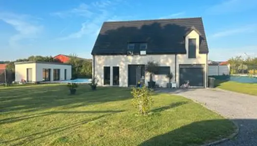 Pavillon contemporain avec piscine 