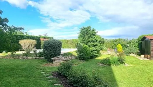 Maison avec jardin, piscine et cheminée