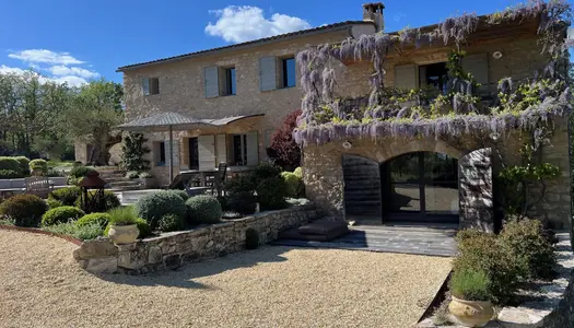 Ancienne bergerie entièrement restaurée à vendre à Gordes avec une oliveraie, une piscine