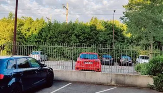 Parking privé Avignon en face aux remparts 