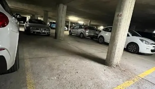 Place de parking dans garage