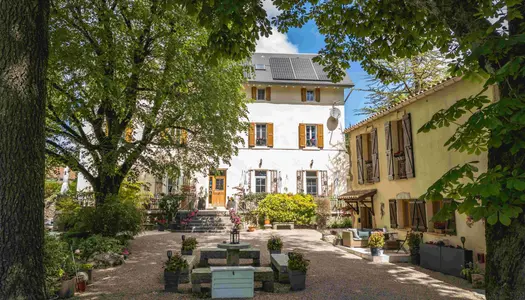 Beau domaine avec maison principale et 4 gîtes sur 2768 m² de terrain avec piscine. 