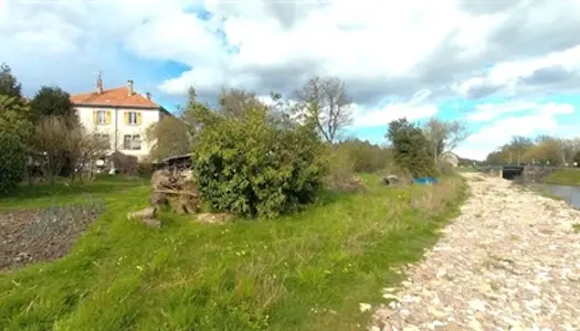 Grande demeure au bord du Canal de l'Est