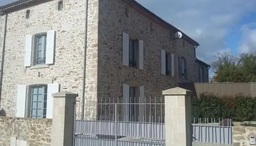 Au coeur du bourg. Belle maison 4 chambres de 172 m² avec cour et garage